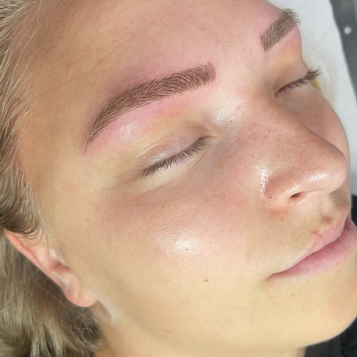 Microblading Ergebnis – natürlich definierte Augenbrauen bei Nue Beauty