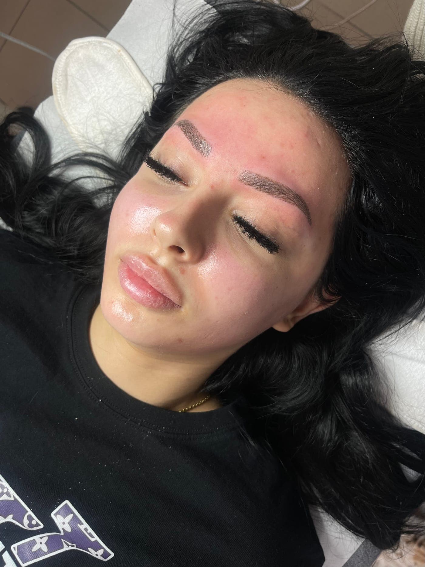 Microblading München – volle natürliche Augenbrauen nach Behandlung