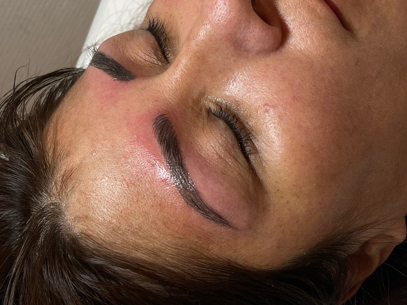 Microblading München – präzise Brauenformgebung mit haarfeinen Strichen